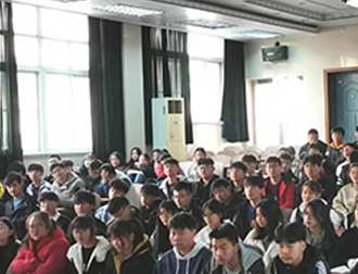 兴化市板桥高级中学组织法制教育宣讲活动